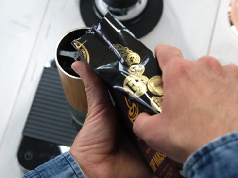 Kaffeebohnen in Mühle füllen