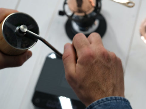 Kaffee wird per Hand gemahlen