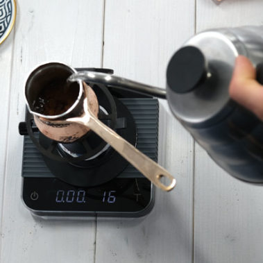 Wasser wird in Cezve gefüllt