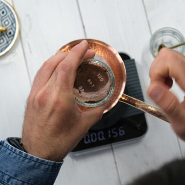 Kaffeemehl wird in Cezve gegeben