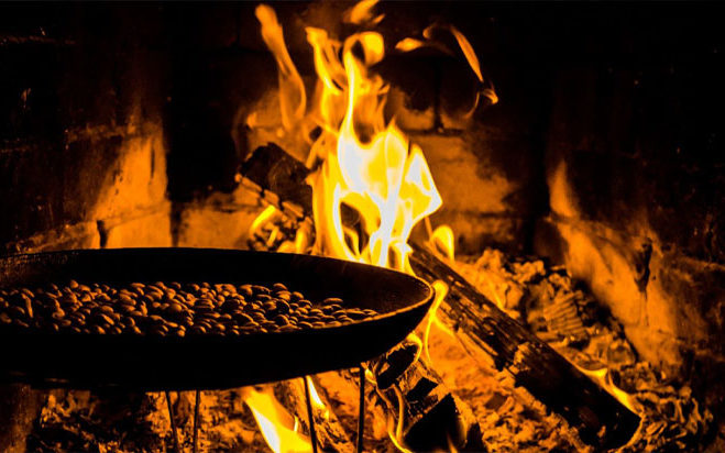 Kaffeeröstung-Holzfeuer Kaffeeröstung über Feuer