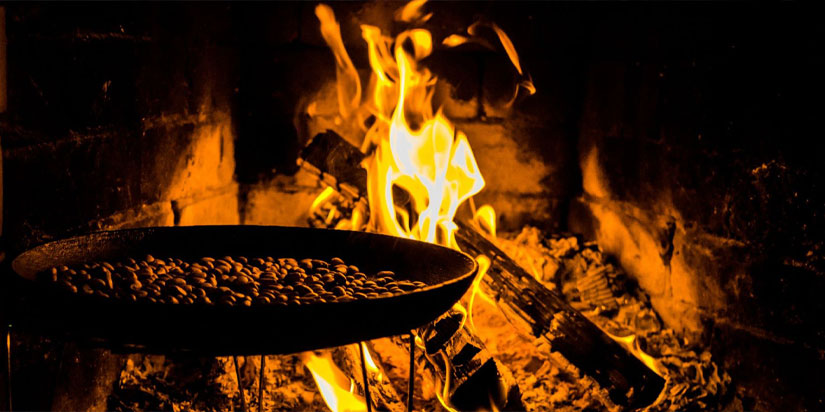 Kaffeeröstung-Holzfeuer Kaffeeröstung über Feuer
