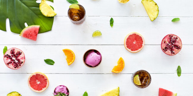 Sommerliche Früchte auf Tisch