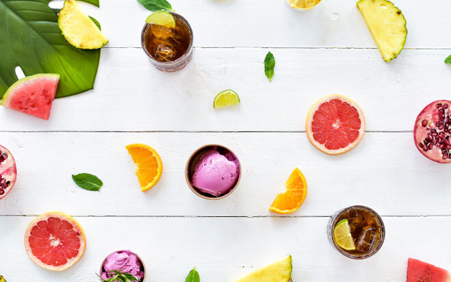 sommer-rezepte-kaffee Sommerliche Früchte auf Tisch