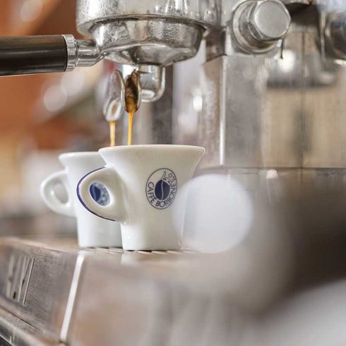 Espresso läuft aus Siebträger