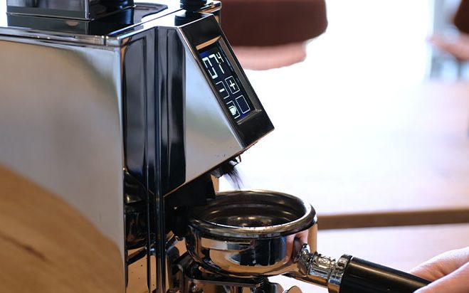 Beitragsbild-eureka-specialita-muehlentest Elektrische Kaffeemühle wird mit Siebträger bedient