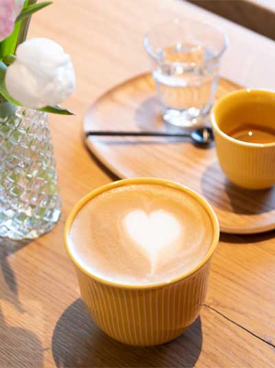 Gelbe Tasse mit Latte Art