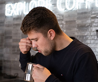 Person probiert Kaffee