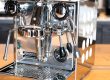 Siebträgermaschine aus Edelstahl auf Holztisch