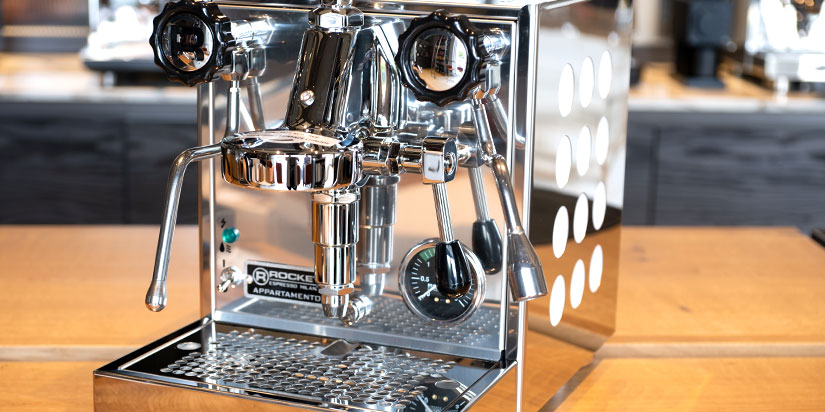 rocket-espresso-appartamento-beitragsbild Siebträgermaschine aus Edelstahl auf Holztisch