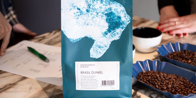 Kaffeeverpackung auf Marmorplatte