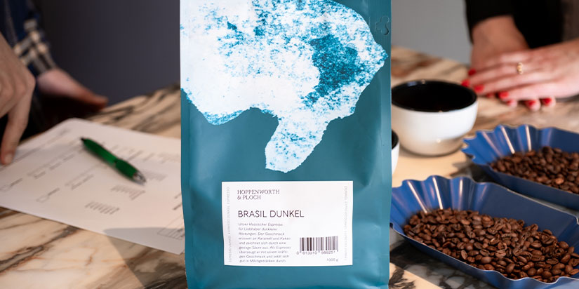 Kaffeeverpackung auf Marmorplatte