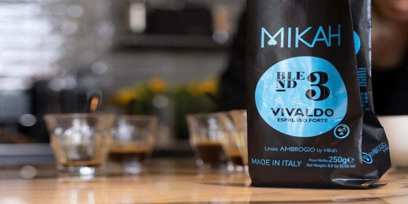 Kaffeeverpackung auf Marmorplatte