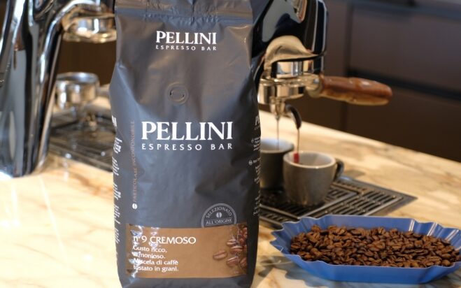 Pellini-RdM-1023-Blog-Beitragsbild Schwarze Kaffeeverpackung vor einer Siebträgermaschine