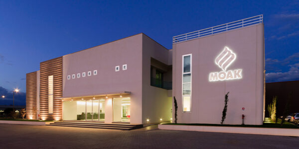 Weißes Firmengebäude