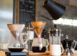 Nachhaltige Kaffeezubereiter auf einem Holztisch