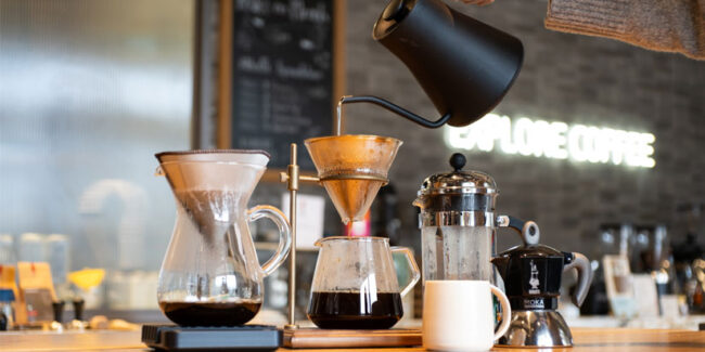 Nachhaltige Kaffeezubereitungsmethoden Nachhaltige Kaffeezubereiter auf einem Holztisch