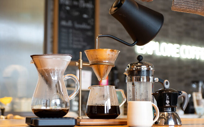 Nachhaltige Kaffeezubereitungsmethoden Nachhaltige Kaffeezubereiter auf einem Holztisch