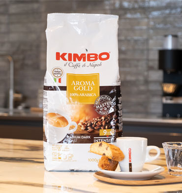 Weiße Kaffeeverpackung mit gelb-goldenem Logo