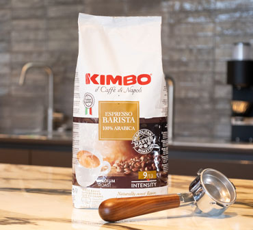 Weiße Kaffeeverpackung mit goldenem Logo