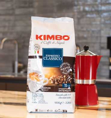 Weiße Kaffeeverpackung mit blauem Logo