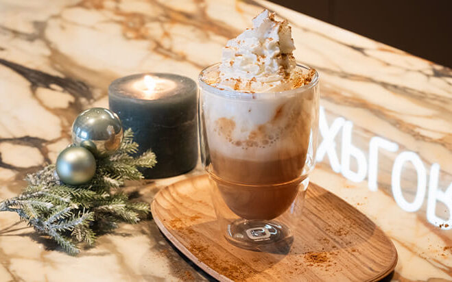 Gingerbread Latte Rezept Kaffee-Latte Getränk im Glas mit Sahne und Gewürz
