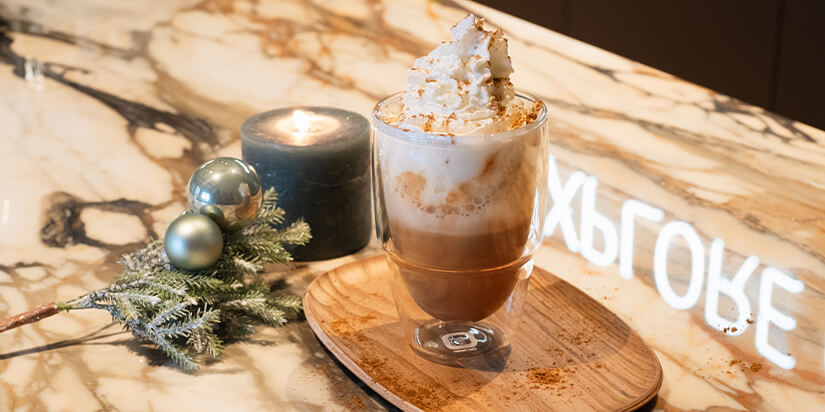 Gingerbread Latte Rezept Kaffee-Latte Getränk im Glas mit Sahne und Gewürz