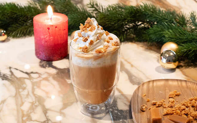 Toffee Nut Latte Rezept Kaffee-Latte im Glas mit Sahne und Karamellstückchen