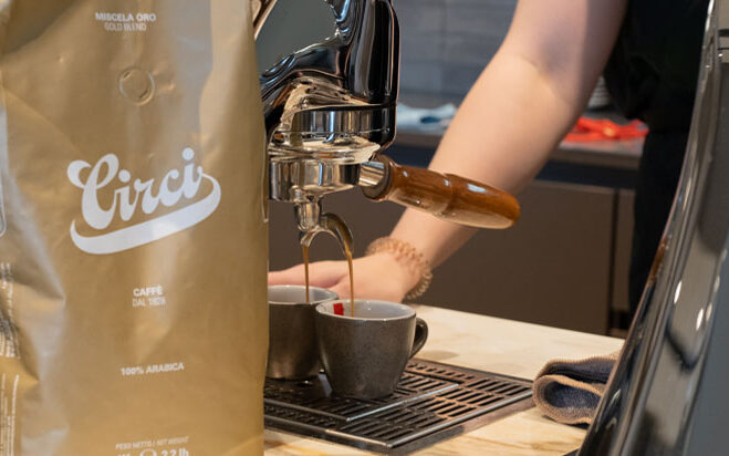 Circi Miscela Oro 100 % Arabica Produkttest Kaffeeverpackung steht vor einer Siebträgermaschine