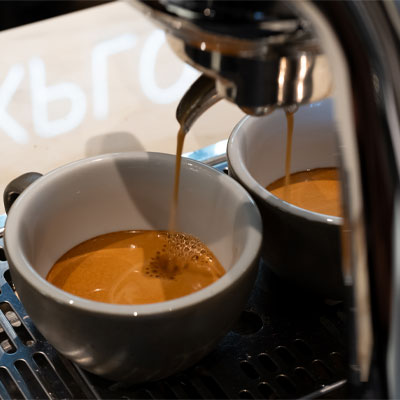 Espresso läuft aus Siebträger
