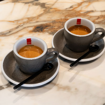 Graue Espressotassen gefüllt mit Espresso