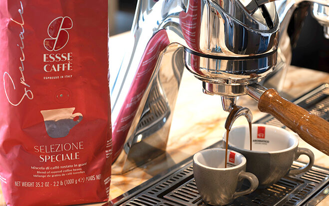 Essse Selezione Speciale Produkttest Espresso fließt aus Siebträger in zwei Tassen. Daneben steht die Verpackung Essse Selezione Speciale
